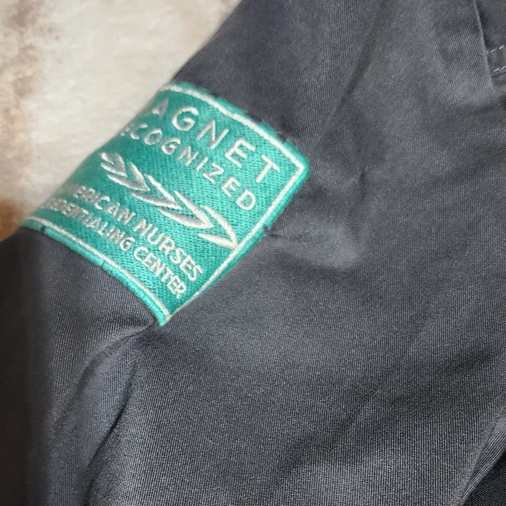 LOT OF 5 WOMEN’S SCRUB JACKETS ST. LUKE’S HOSPITAL EMBROIDERED LOGO SIZE M & L - Picture 5 of 12